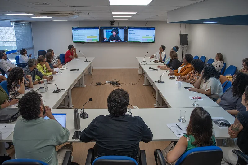 Reunião de trabalho com equipe da INCLUA discutindo sobre diagnóstico de políticas públicas.